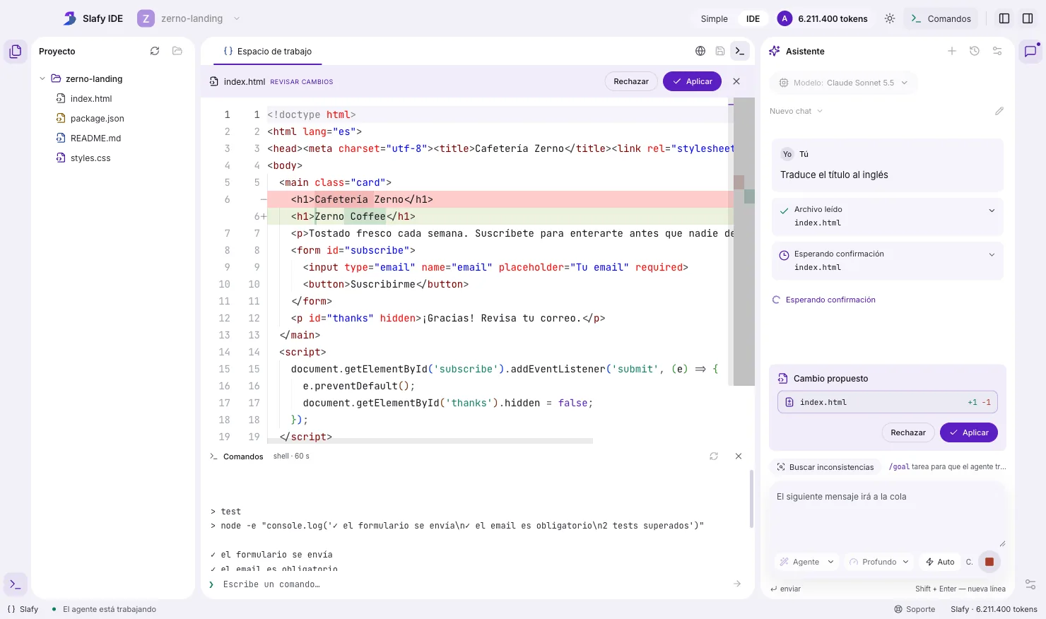 Slafy IDE en vista «IDE»: en el editor, el diff del archivo index.html, el título cambia a inglés y arriba están los botones «Rechazar» y «Aplicar»