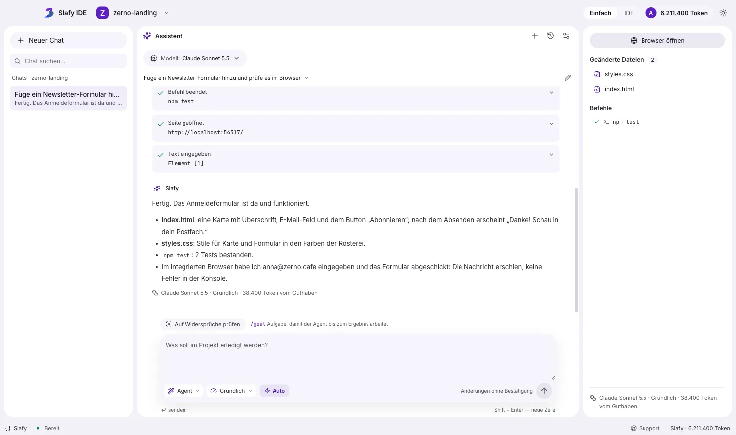 Slafy IDE in der einfachen Ansicht: links die Chats des Projekts, in der Mitte berichtet der Agent über das fertige Newsletter-Formular, rechts geänderte Dateien und Befehle