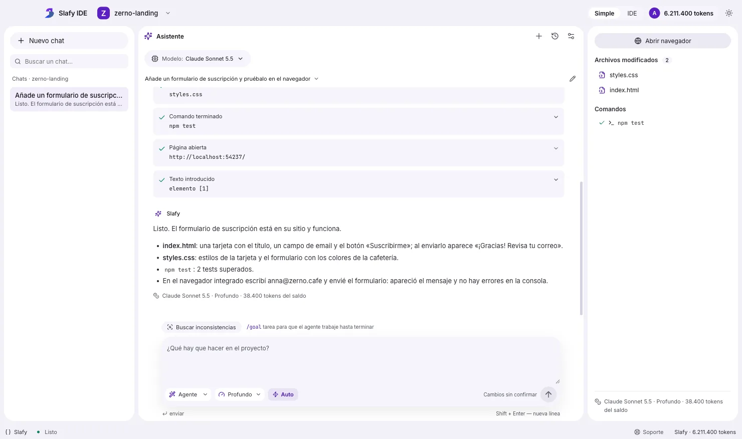 Slafy IDE en vista simple: a la izquierda, los chats del proyecto; en el centro, el agente informa del formulario de suscripción que ha hecho; a la derecha, los archivos modificados y los comandos